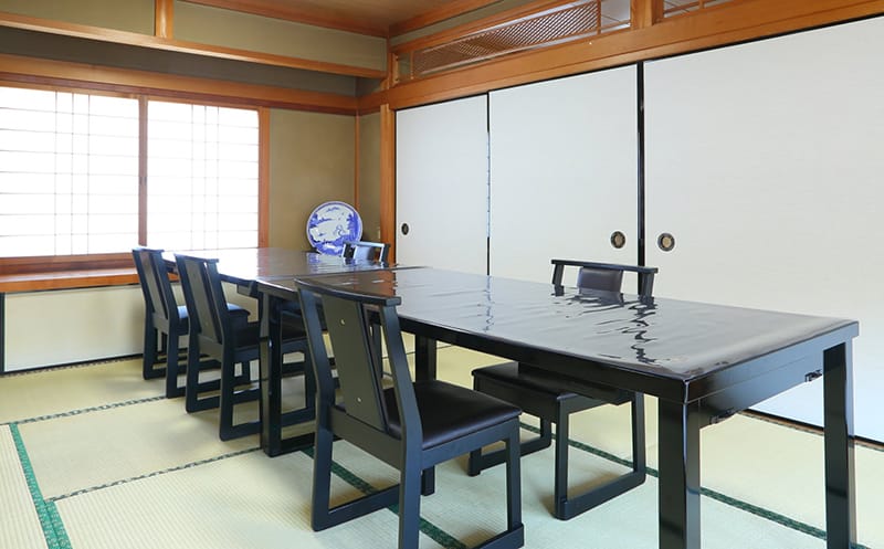 当店では季節の素材をふんだんに使った会席料理をはじめ幕の内弁当、オードブル、にぎり盛り合わせ他種類を豊富にご用意してございます。